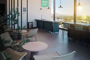 Outdoor dining - Livify 2 BR LOFT RoofTop , Pool, Gym, Coworking (Zapopan)