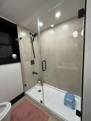 Douche, sèche-cheveux, serviettes fournies, savon