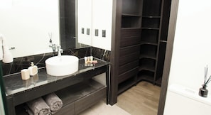 Douche, sèche-cheveux