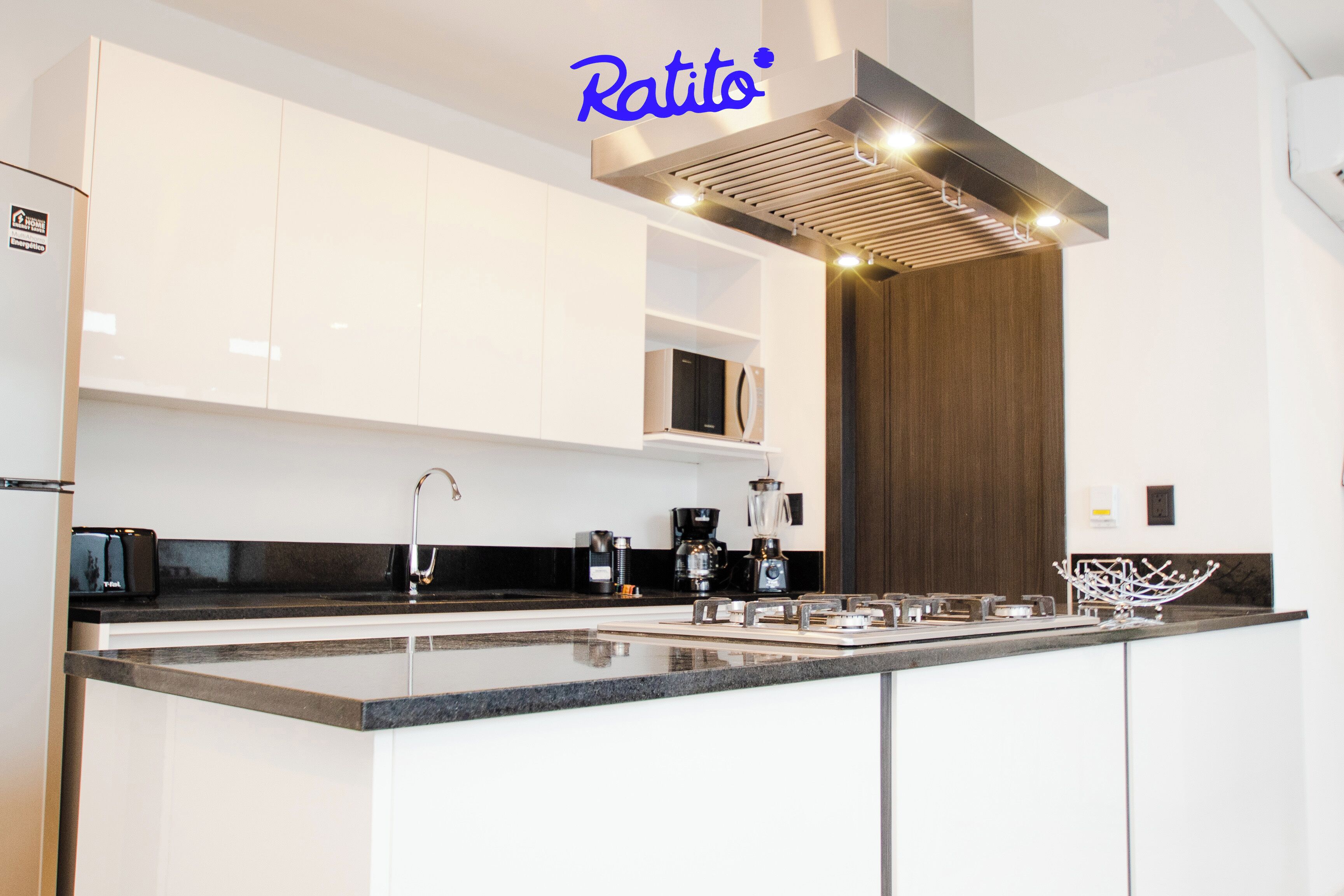 冷蔵庫、電子レンジ、オーブン、コンロ