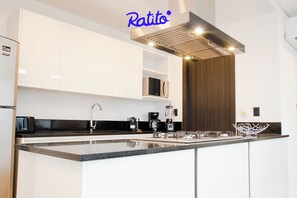 Jääkaappi, mikroaaltouuni, uuni, liesi