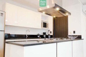 Een koelkast, een microgolfoven, een oven, een kookplaat