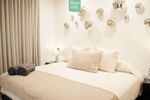 Een strijkplank/strijkijzer, wifi, beddengoed