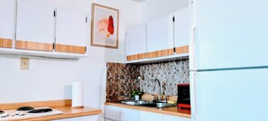 Réfrigérateur, four à micro-ondes, surface de cuisson, cafetière-théière