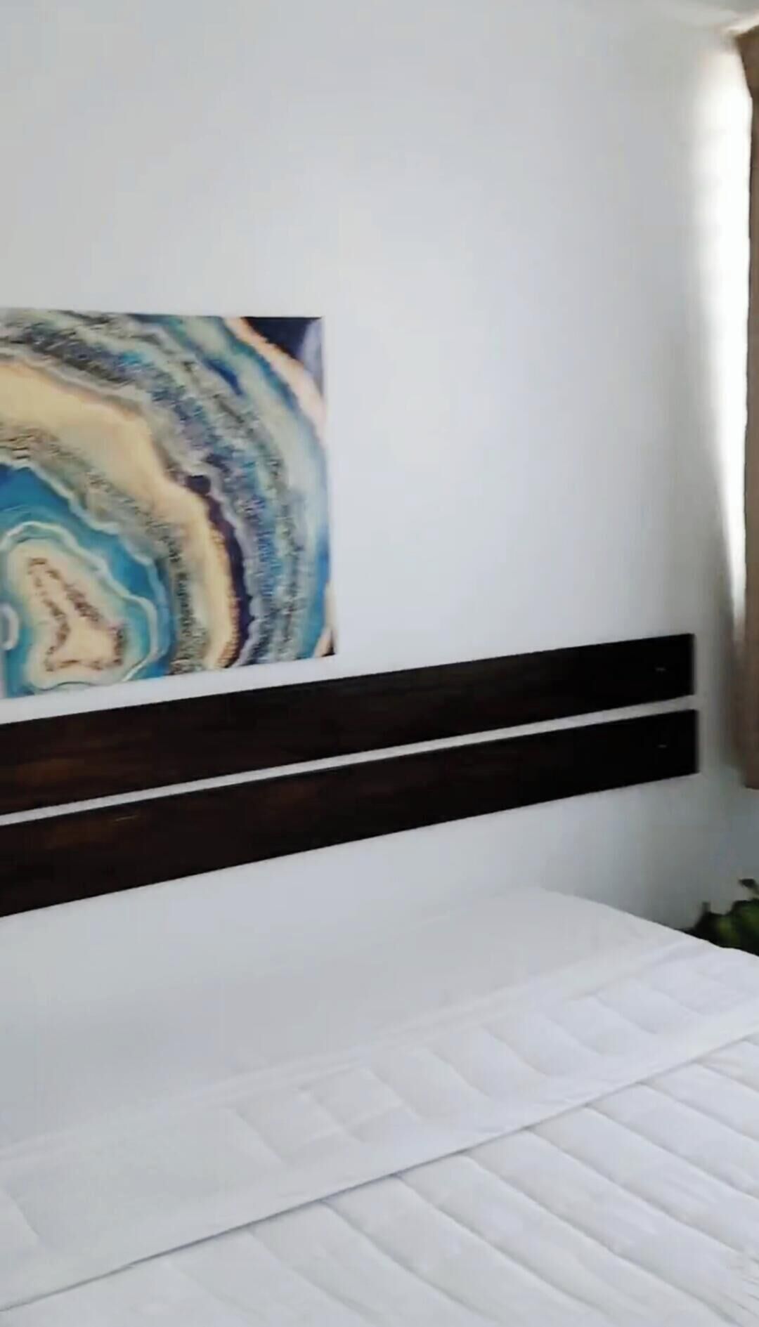 Escritorio, tabla de planchar con plancha, wifi gratis y ropa de cama