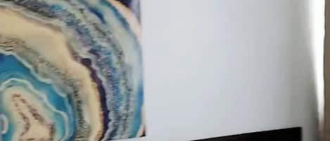 Escritorio, tabla de planchar con plancha, wifi gratis y ropa de cama