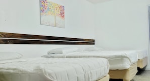 3 habitaciones, escritorio, tabla de planchar con plancha y wifi gratis