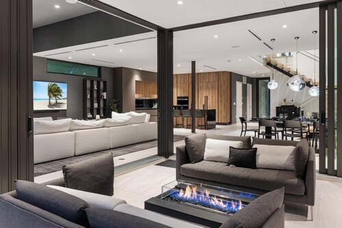 Villa Strata: Modern 5 BED +POOL, minutes from The Grove, Brickell & Downtown