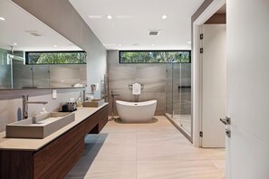 Regadera, toallas, jabón, papel de baño 