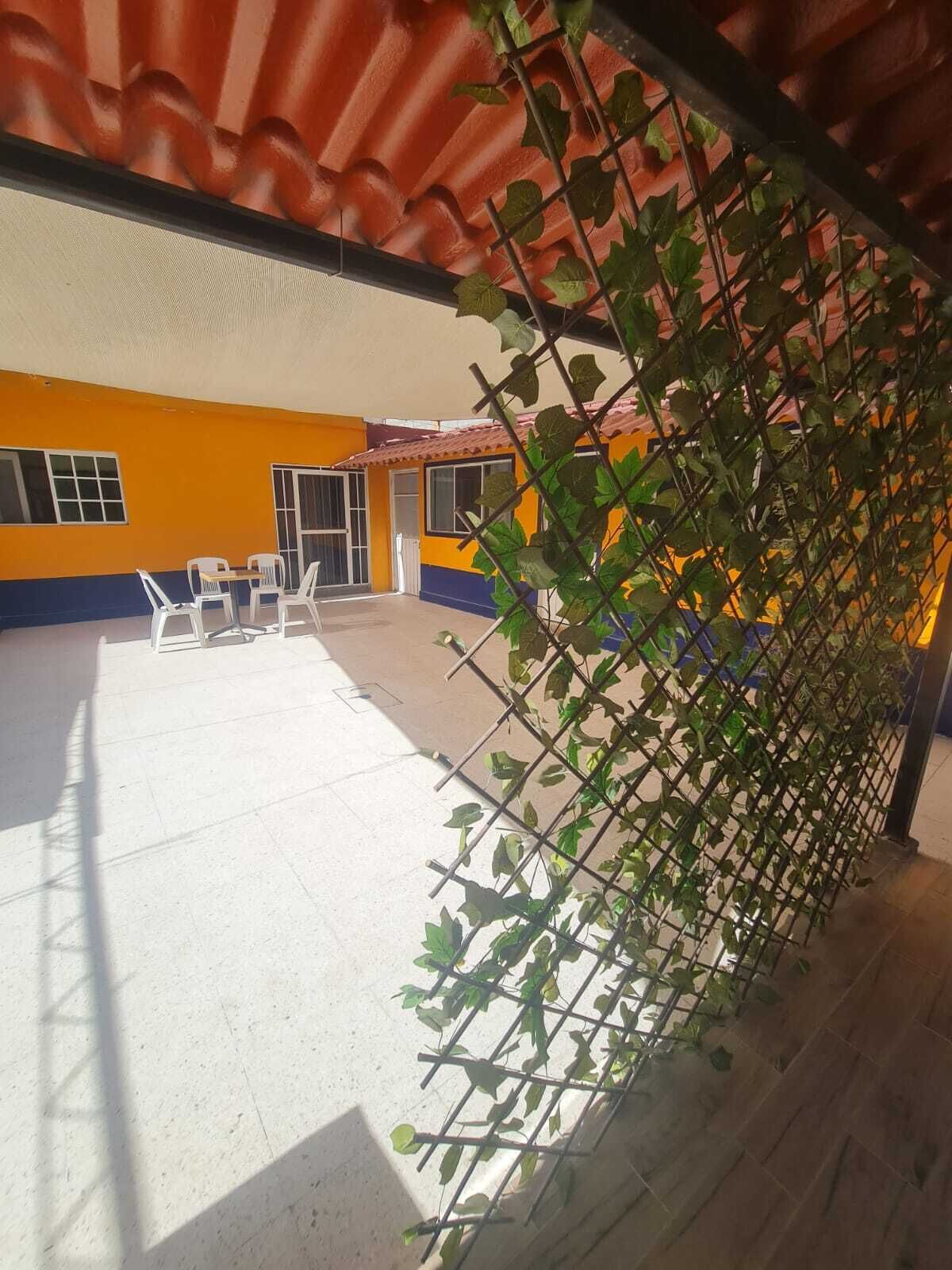 Habitación doble, patio, vista al patio | Área de sala de estar