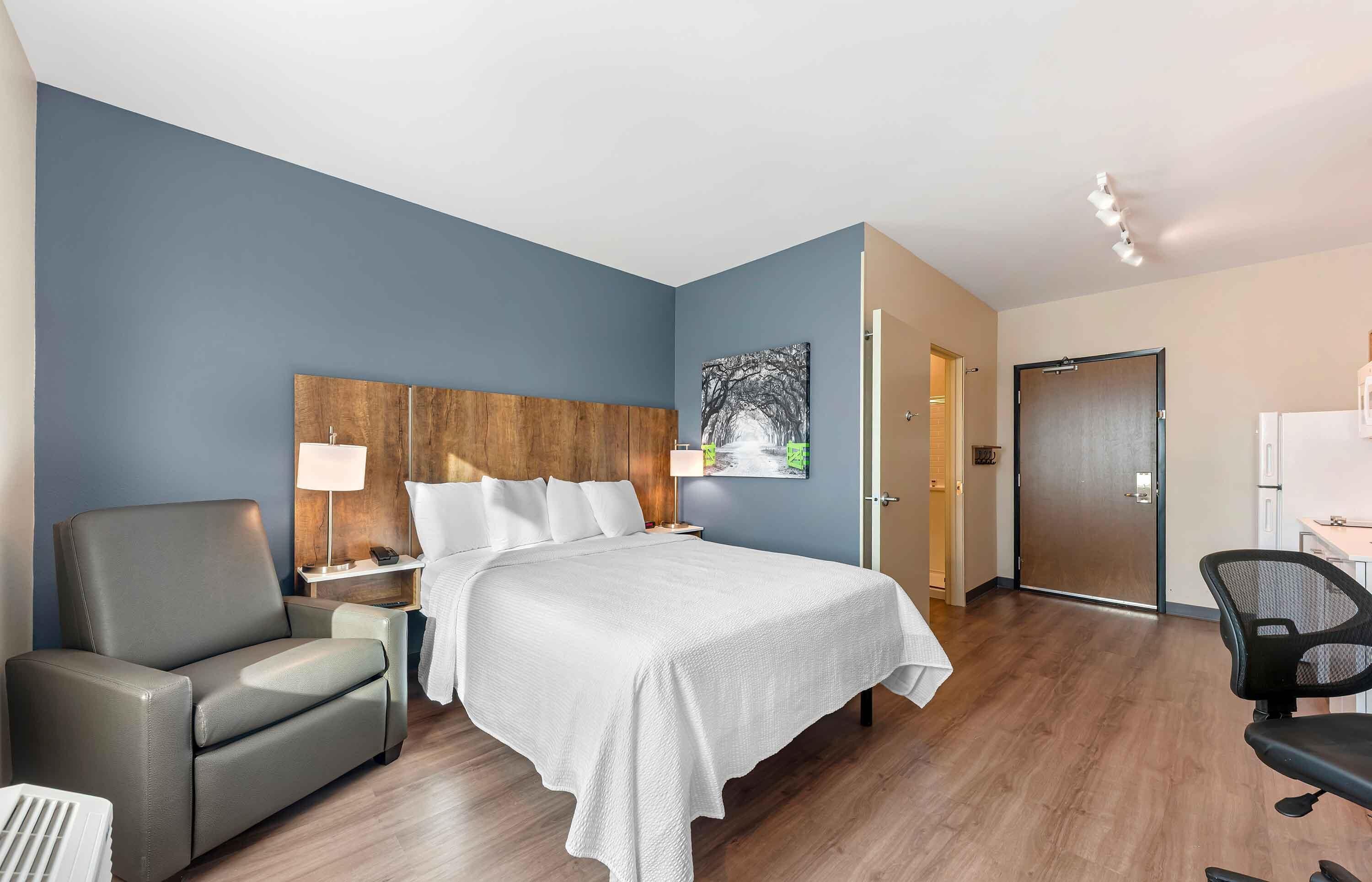 Standard Studio, 1 King Bed, Refrigerator & Microwave | Premium bedding, laptop workspace, iron/ironing board, free WiFi