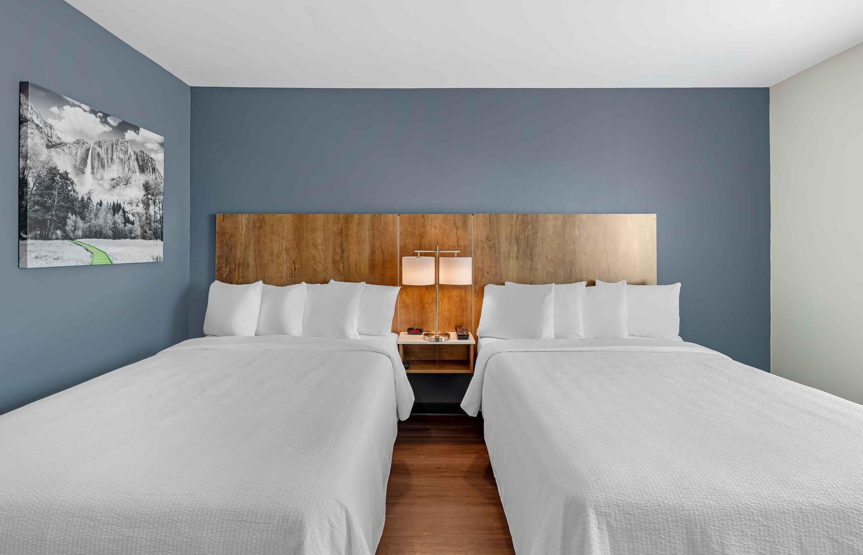 Studio – standard, 2 queensize-senger, kjøleskap og mikrobølgeovn | Sengetøy av topp kvalitet, skrivebord for bærbar PC og strykejern/-brett