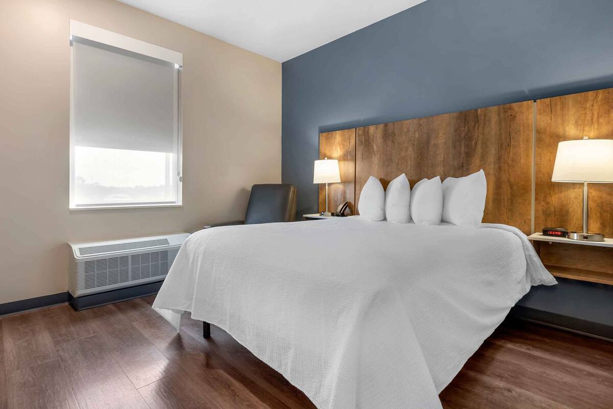 Standard Studio, 1 Queen Bed, Refrigerator & Microwave | Free WiFi