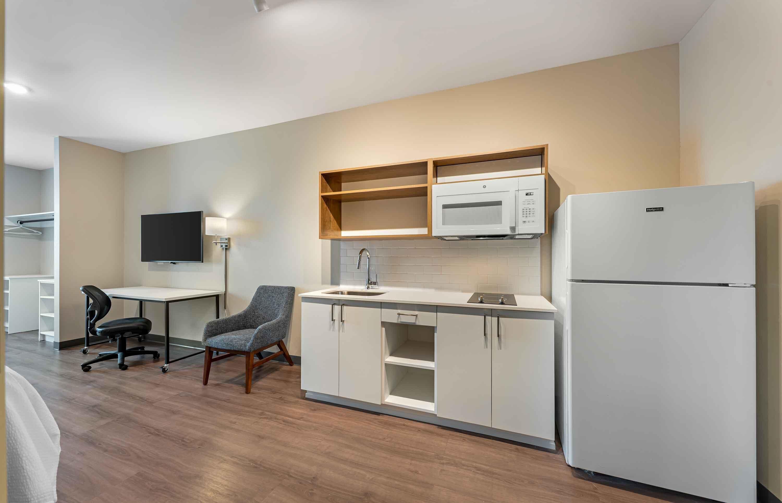 Premium Studio, 2 Queen Beds, Refrigerator & Microwave | Private kitchen