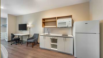 Premium Studio, 2 Queen Beds, Refrigerator & Microwave | Private kitchen