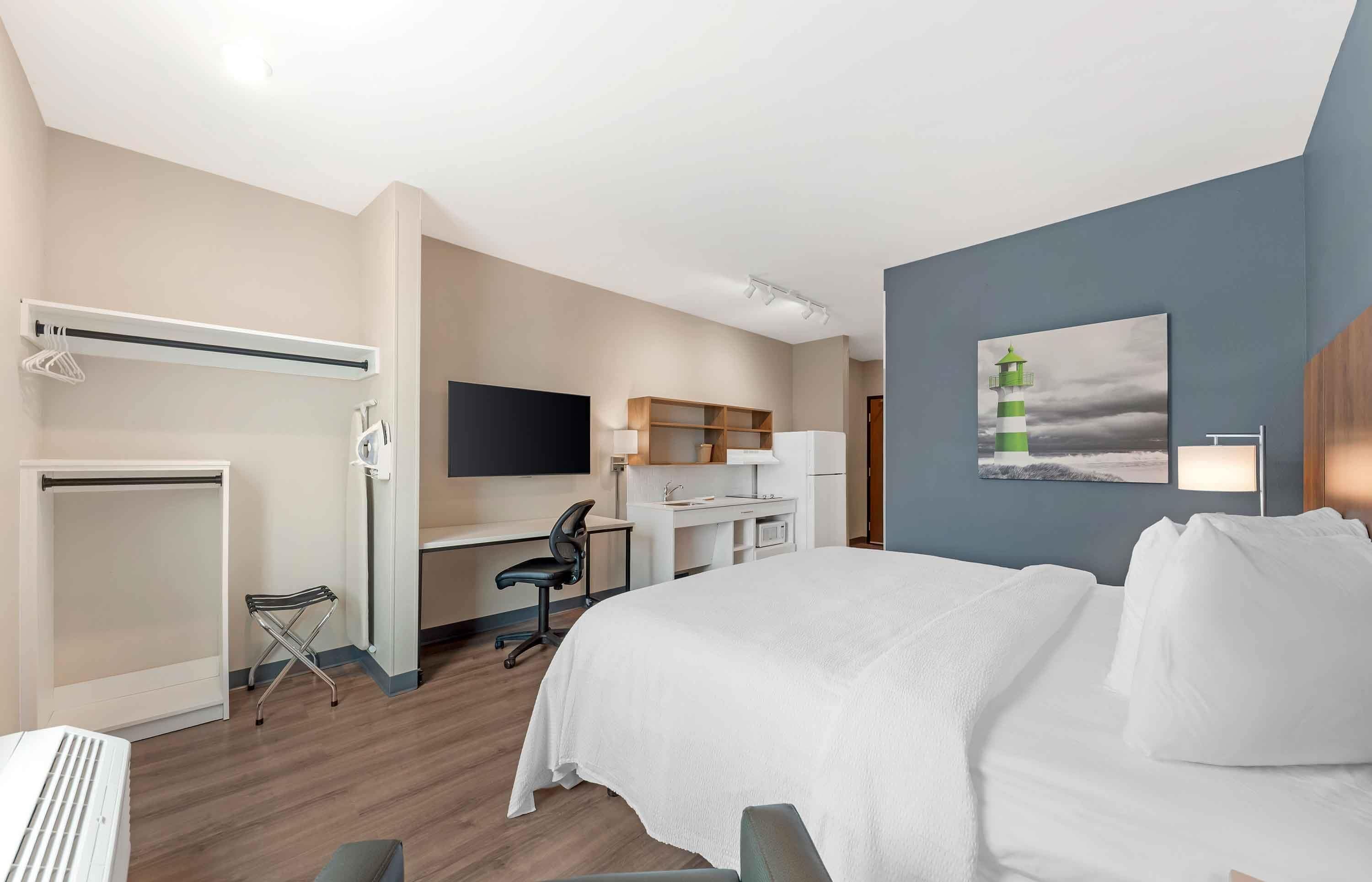 Ropa de cama de alta calidad y espacio para trabajar con laptop 