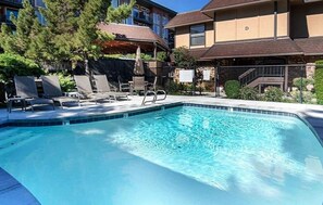A heated pool - Large Upgraded, Family Friendly Condo with Garage (Chelan)