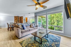 TV, offices - Large Upgraded, Family Friendly Condo with Garage (Chelan)