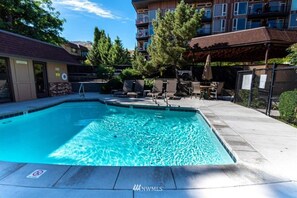 A heated pool - Large Upgraded, Family Friendly Condo with Garage (Chelan)