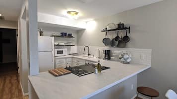 Coffee/tea maker, fridge, microwave, oven