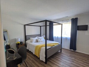 1 Schlafzimmer, Schreibtisch, Bügeleisen/Bügelbrett, Reisekinderbett