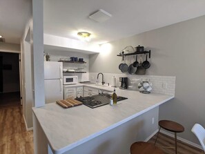 Een koelkast, een magnetron, een oven, een kookplaat