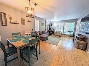 TV connectée, cheminée, espaces bureaux