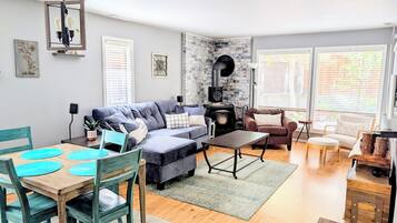 TV connectée, cheminée, chaîne hi-fi, espaces bureaux