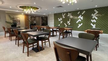 Desayuno buffet diario (EUR 5 por persona)