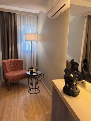 Deluxe Twin Room | In-room safe, blackout drapes, iron/ironing board, free WiFi
