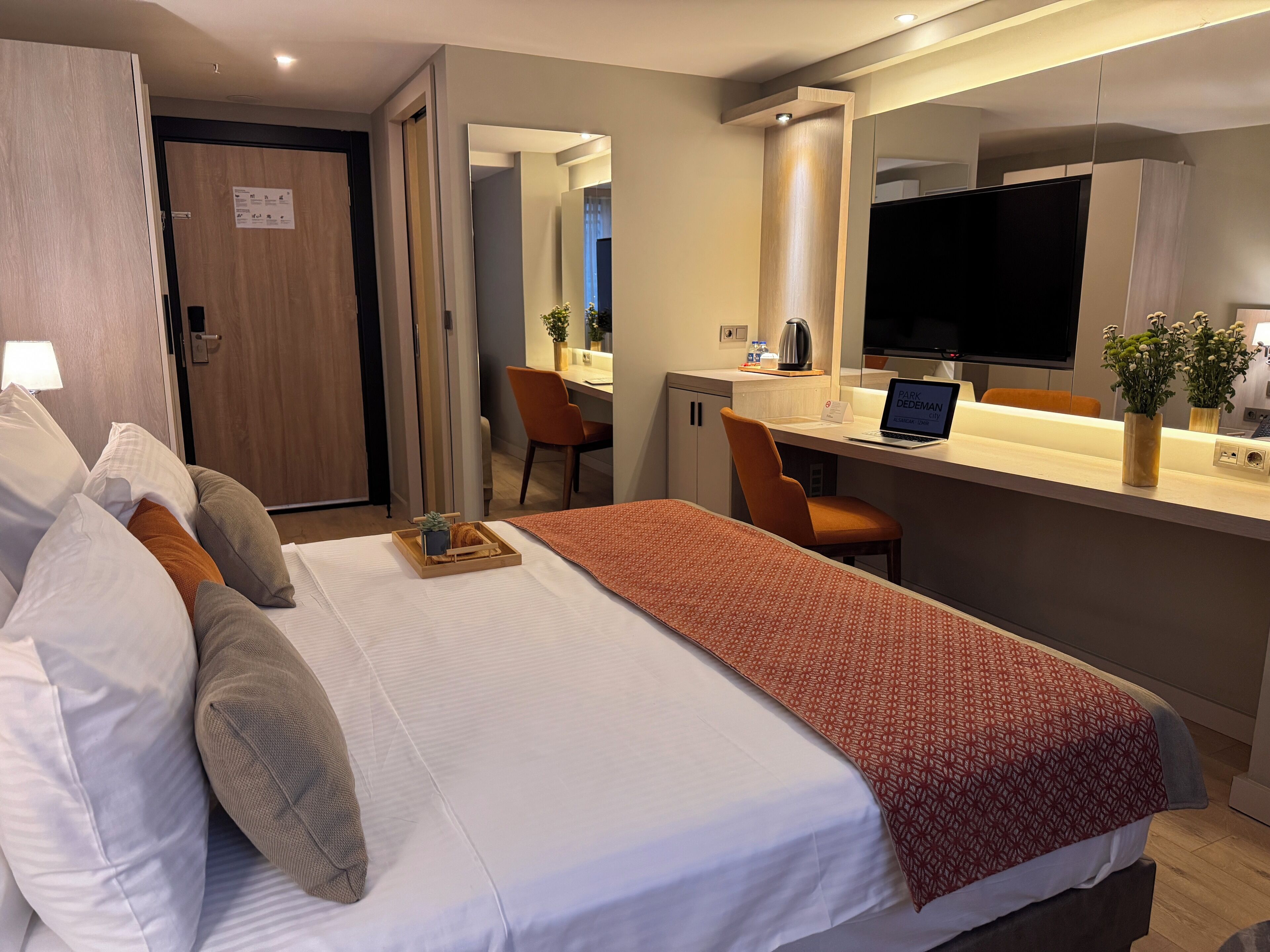 Caja de seguridad en la habitación y cortinas blackout 