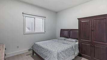 Tabla de planchar con plancha, wifi y ropa de cama