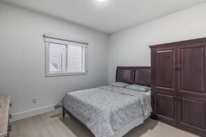 Tabla de planchar con plancha, wifi y ropa de cama