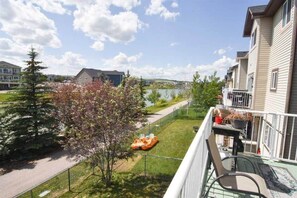 Property grounds - Lakefront| Fireplace | 90 min Banff | AC | Quiet (Airdrie)