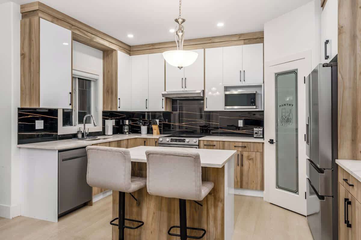 Réfrigérateur, four à micro-ondes, un four, surface de cuisson