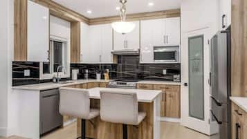 Een koelkast, een magnetron, een oven, een kookplaat