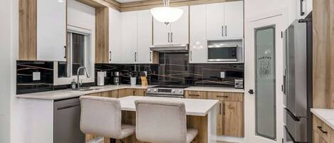 Refrigerador, microondas, horno y parrilla de estufa