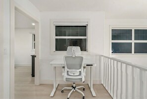 Interior - Lakefront | Fireplace | 90 min Banff | AC | (Airdrie)