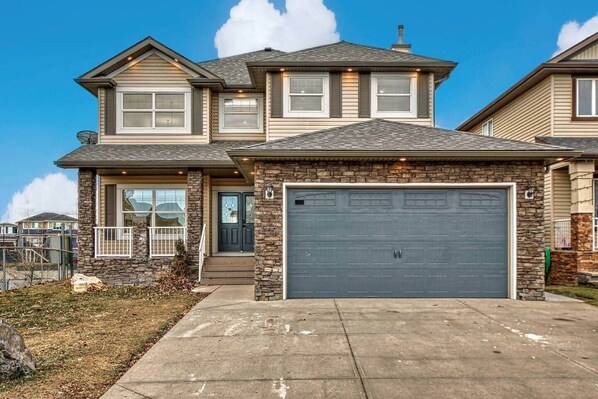 Exterior - Lakefront| Fireplace | 90 min Banff | AC | Quiet (Airdrie)