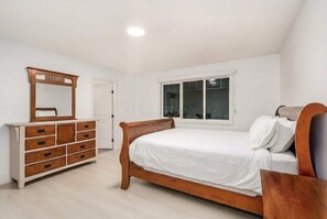 5 bedrooms, iron/ironing board, travel cot, WiFi - Lakefront | Fireplace | 90 min Banff | AC | (Airdrie)