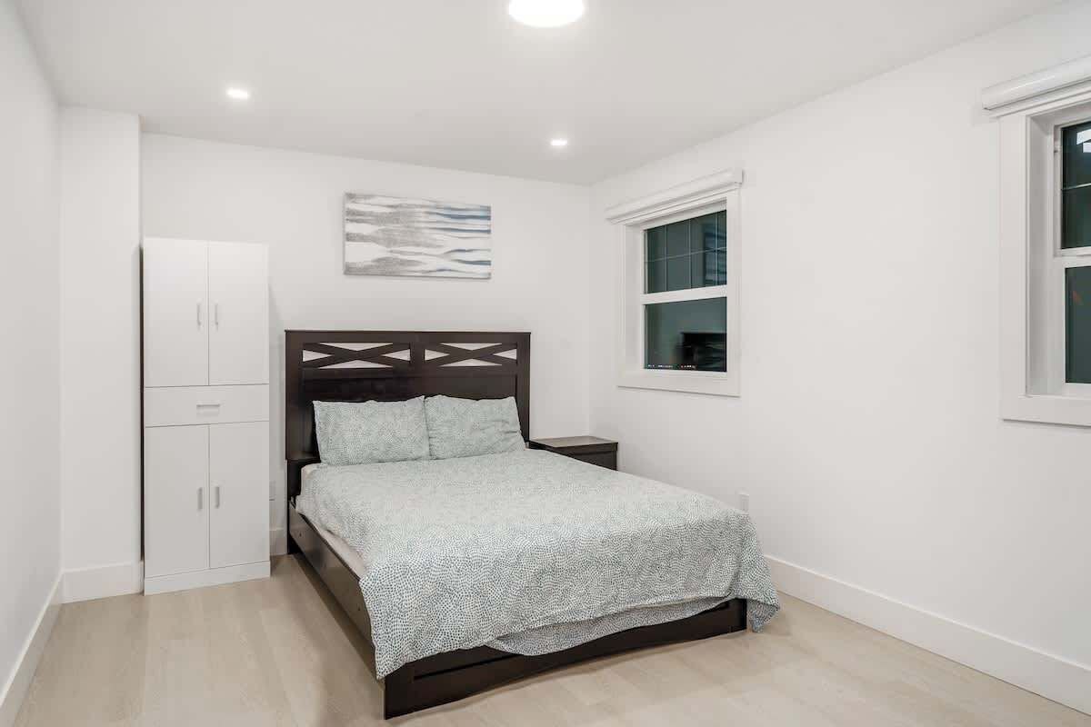 5 bedrooms, iron/ironing board, travel crib, WiFi