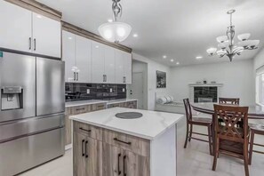 Interior - Lakefront| Fireplace | 90 min Banff | AC | Quiet (Airdrie)