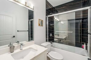 Shower, hair dryer, shampoo - Lakefront | Fireplace | 90 min Banff | AC | (Airdrie)