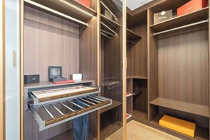 Interior - Navigate Stays Canada Luxury Hot Tub Retreat Home (Richmond Hill)