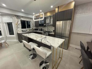 Frigorifero, microonde, forno, piano cottura