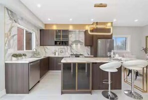 Frigorifero, microonde, forno, piano cottura