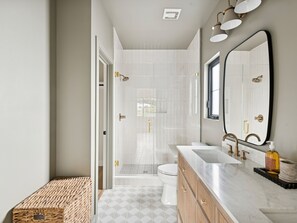 Dusche, Handtücher, Seife, Toilettenpapier