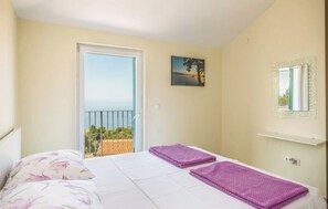 Iron/ironing board, internet, bed sheets