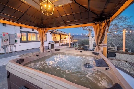 Terrace/patio. Hilltop Luxury Yosemite Retreat w/Spa, Pool, Views