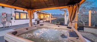 Hilltop Luxury Yosemite Retreat w/Spa, Pool, Views